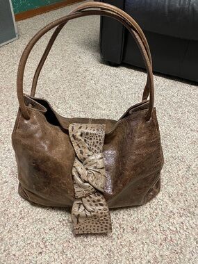 Vintage Brown Leather Tote Bag with crocodile Knotted flap close Detail